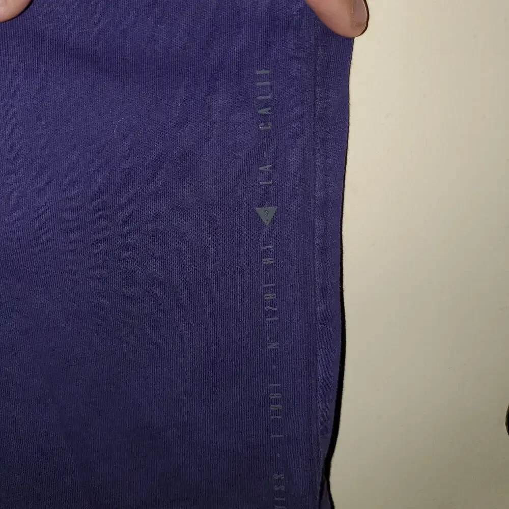 Guess Men's V-Neck T-shirt New York Paris London purple size Medium - Picture 7 of 7